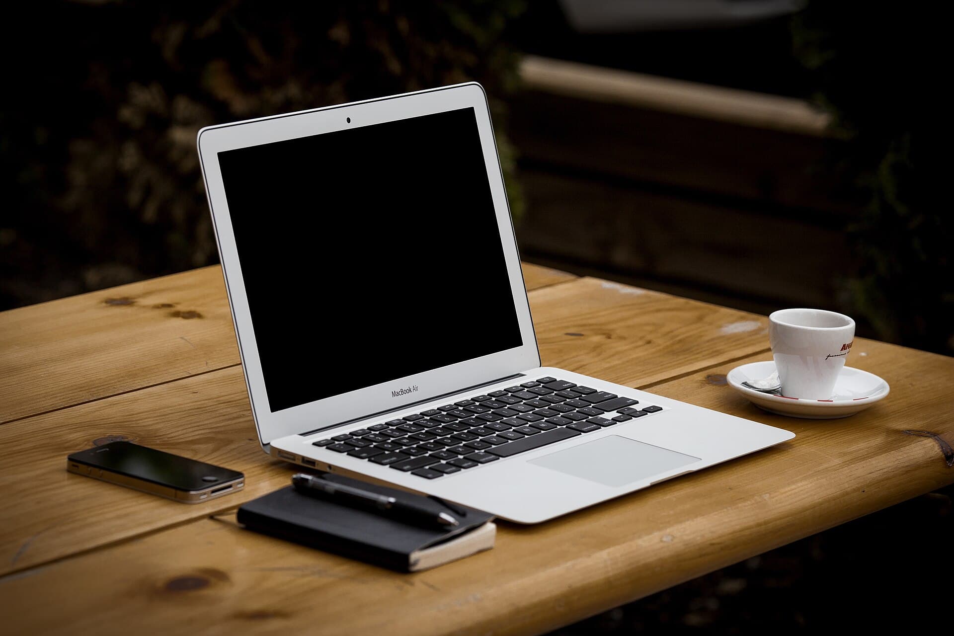 A laptop on the wooden table (2, Pixabay)