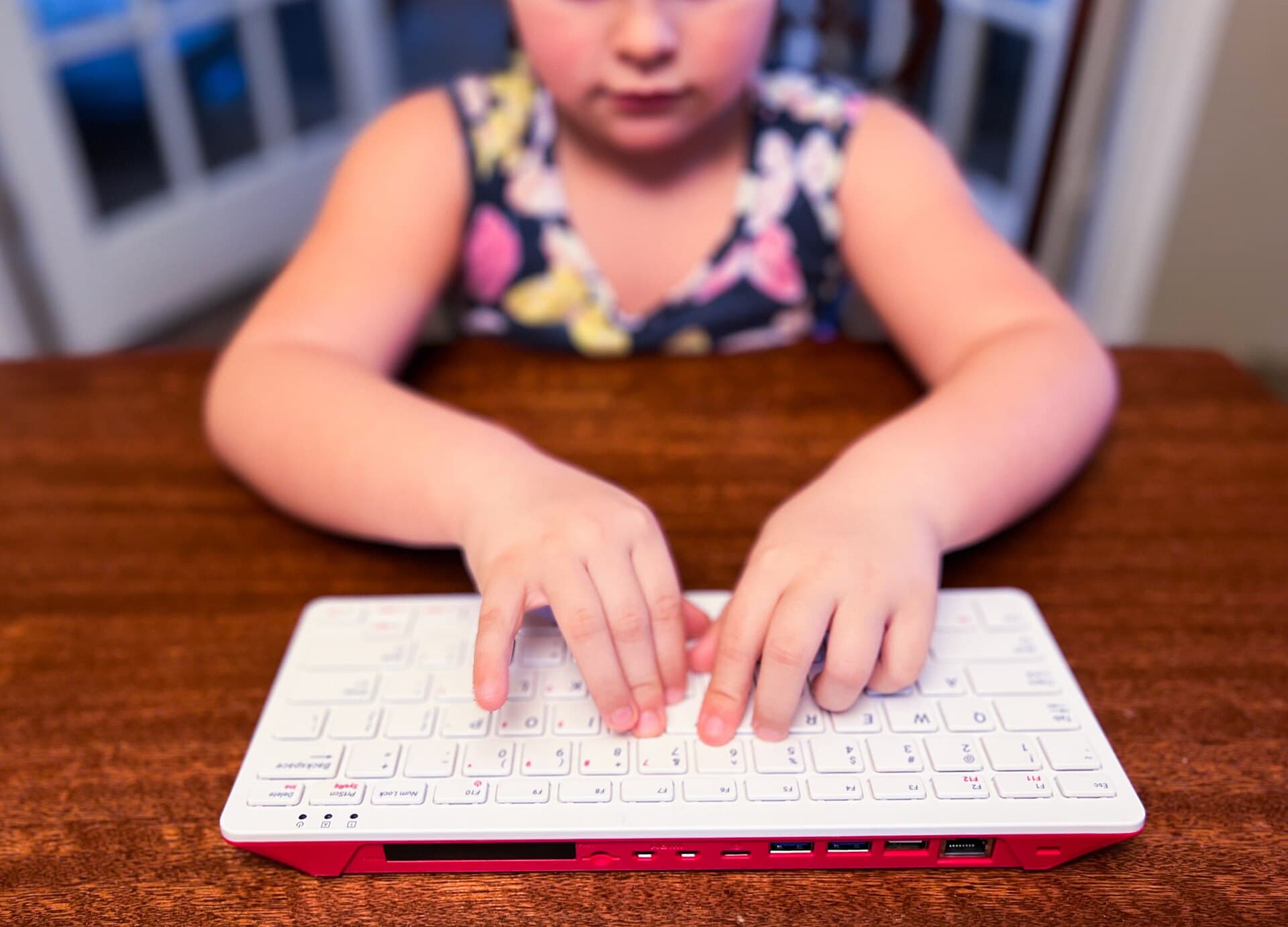 Child using a computer - Flickr - joncutrer