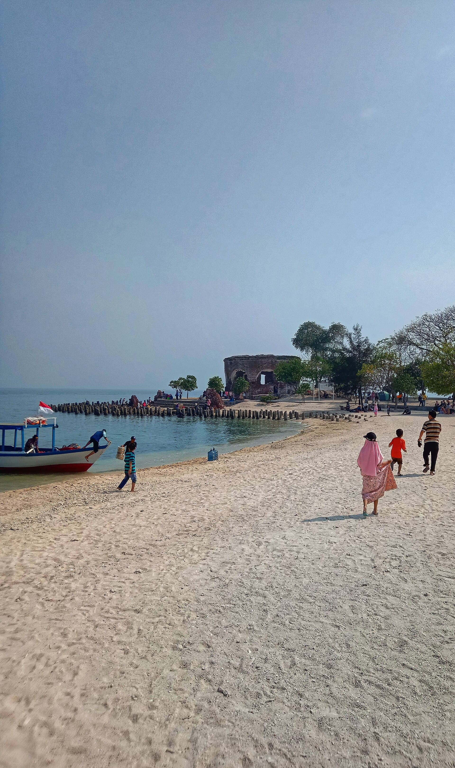 Di Tepi Pantai