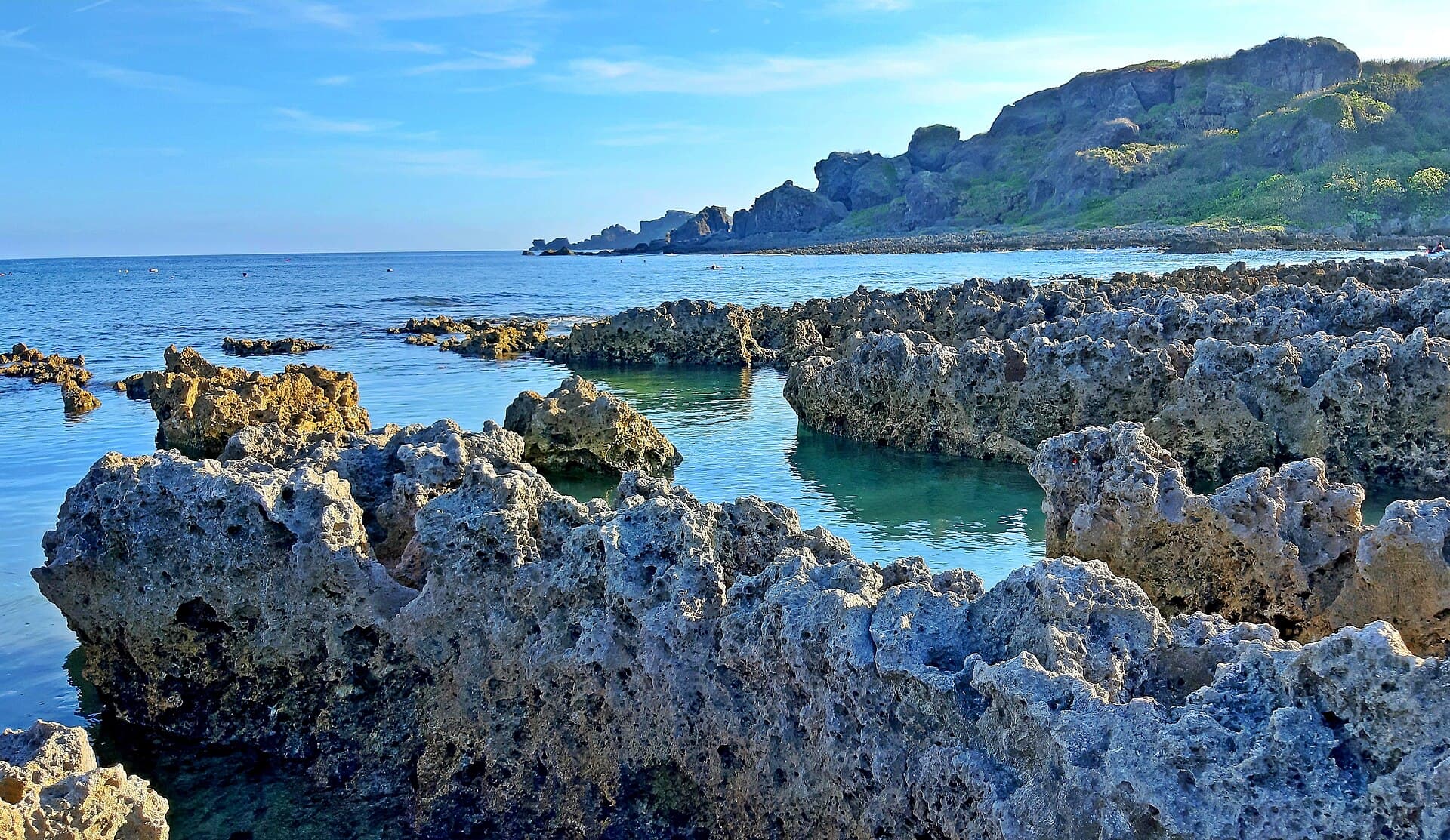 Little Bali Island Coral Reef Beach(WEI, WAN-CHEN)-小巴里島珊瑚礁岩灘1