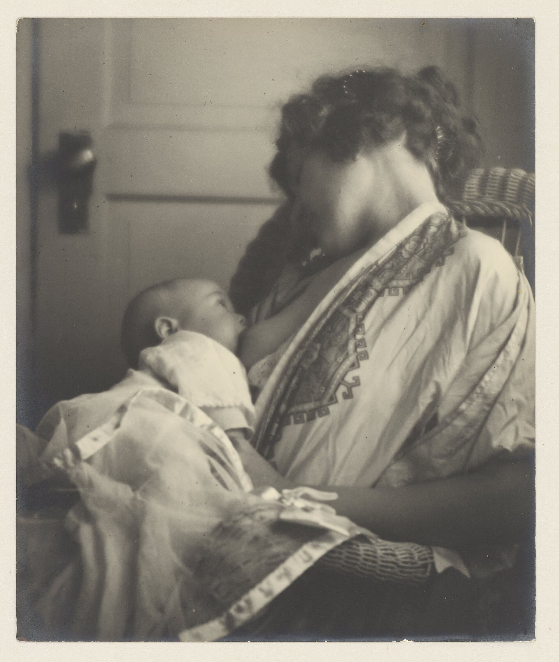 Moeder voedt baby Nursing mother, RP-F-F17652