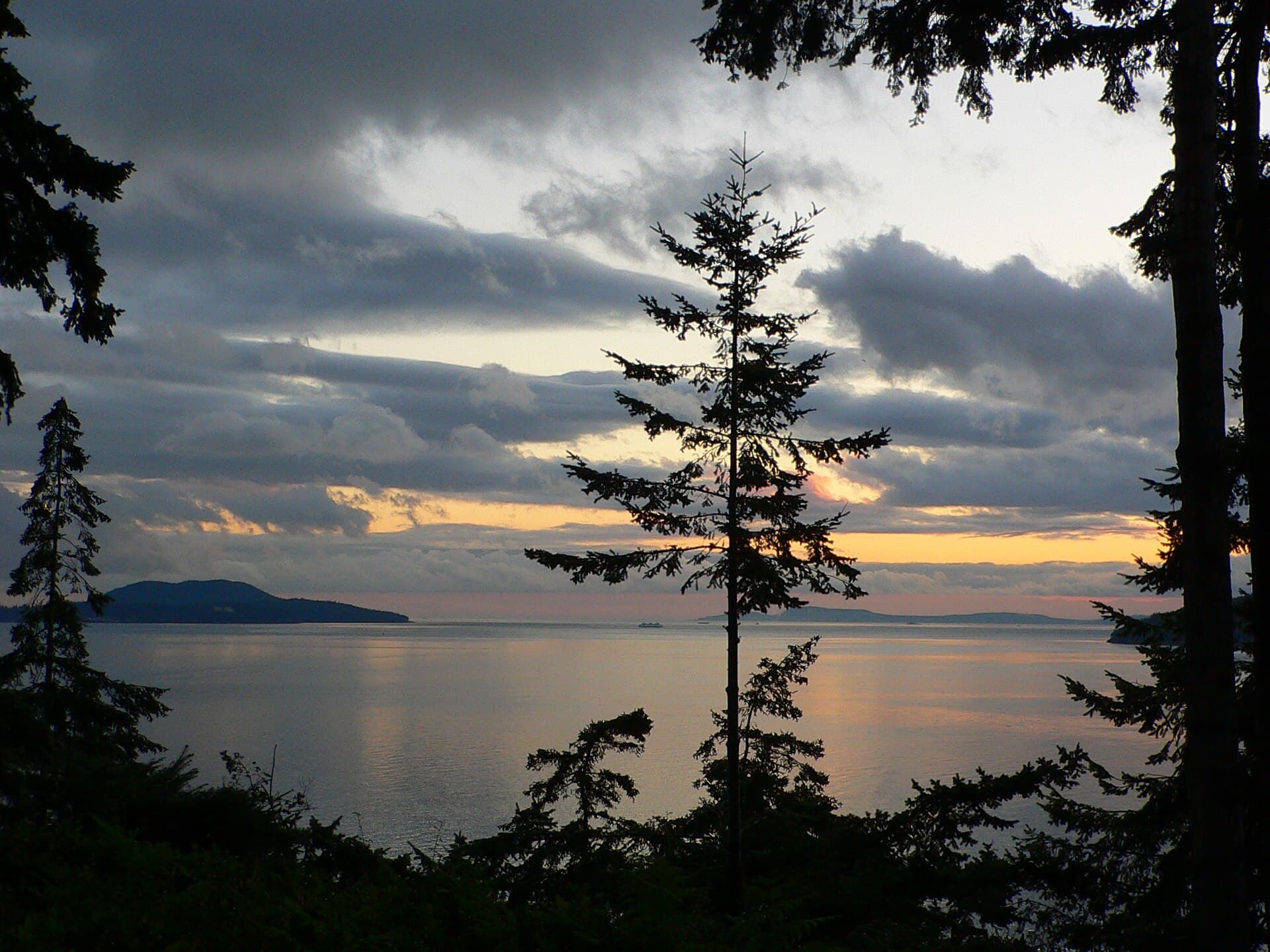 Island Sunset - Flickr - docentjoyce